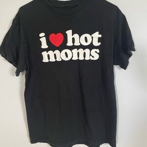 I love hot moms Black and Red Short Sleeve graphic tshirt mens size medium